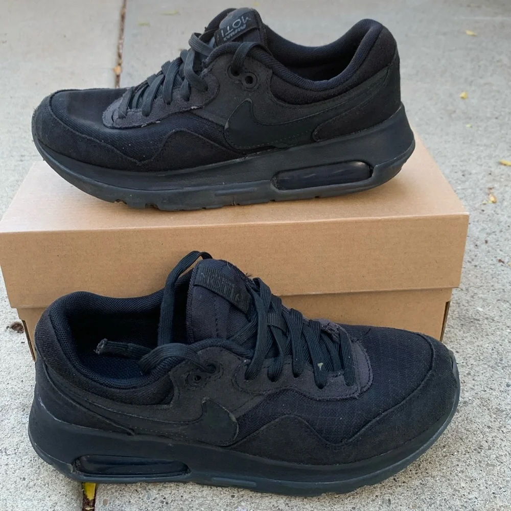 Nike Kids Black Sneakers - Youth Size 5.5 - Picture 1 of 10